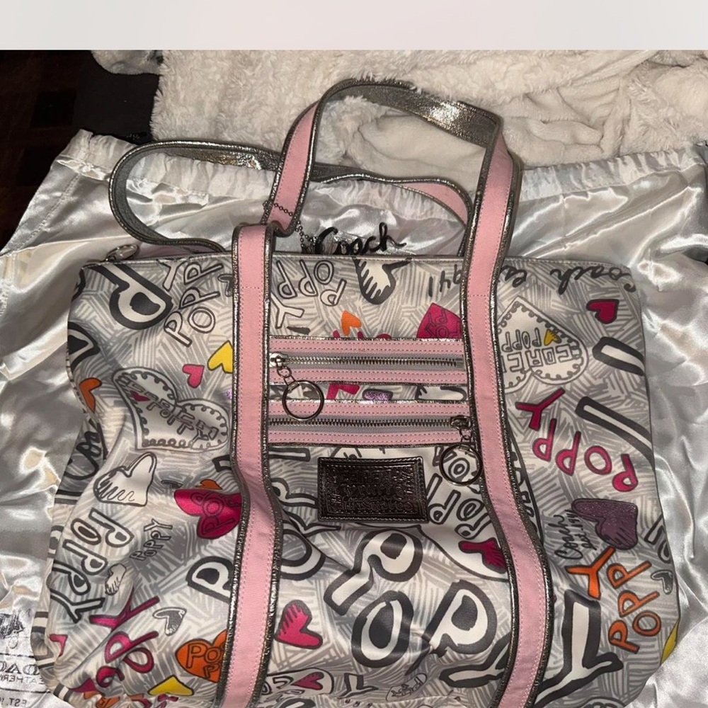 Coach poppy tote with beautiful pink inside. See description below. Beautiful!